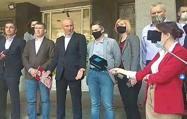 Міський голова Черкас Анатолій Бондаренко разом із прихильниками прийшов до слідчого управління Національної поліції Міський голова Черкас Анатолій Бондаренко разом із прихильниками прийшов до слідчого управління Національної поліції