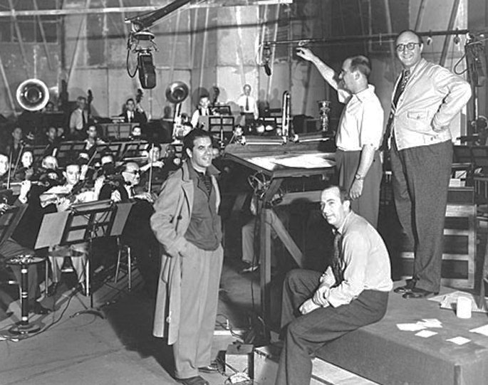 під час запису  саундтреку до кінофільму Загубленій горизонт у стідії Колумбія Рекордс, 1936 р.