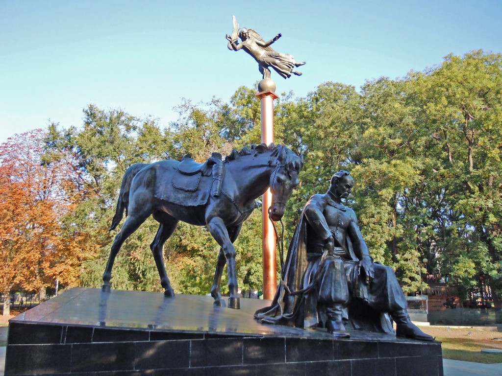 Памятник Антону Головатому. Монумент воздвигнут в Одессе в Старобазарном сквере в честь украинского казачьего атамана, одного из основателей Черноморского казачьего войска и инициатора переселения черноморских казаков с территории современной Украины на Кубань Памятник Антону Головатому. Монумент воздвигнут в Одессе в Старобазарном сквере в честь украинского казачьего атамана, одного из основателей Черноморского казачьего войска и инициатора переселения черноморских казаков с территории современной Украины на Кубань