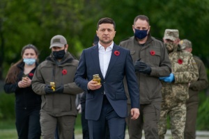 Zelensky conmemora a los caídos en la Segunda Guerra Mundial en la frontera entre Ucrania y Rusia