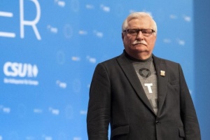 Wałęsa explains why he always wears Ukrainian flag pin