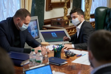 Зеленский собрал правительство, глав ОГА и местную власть из-за ситуации с COVID-19