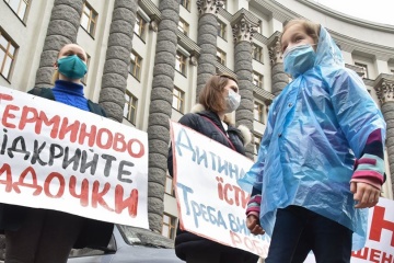 Под Кабмином требуют разрешить работу детсадов