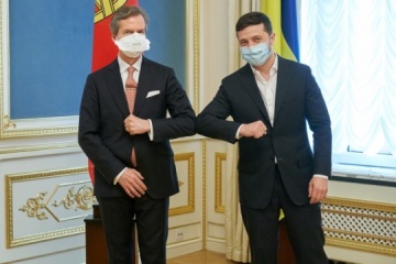 Zelensky receives credentials from four ambassadors