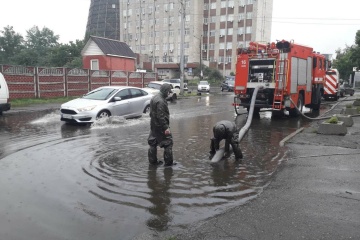 Через дощ зупинили рух транспорту у Дніпровському районі столиці