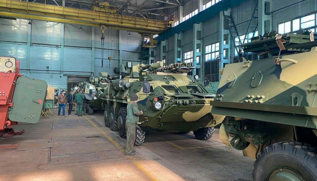 Українським військовим передали партію бронетехніки
