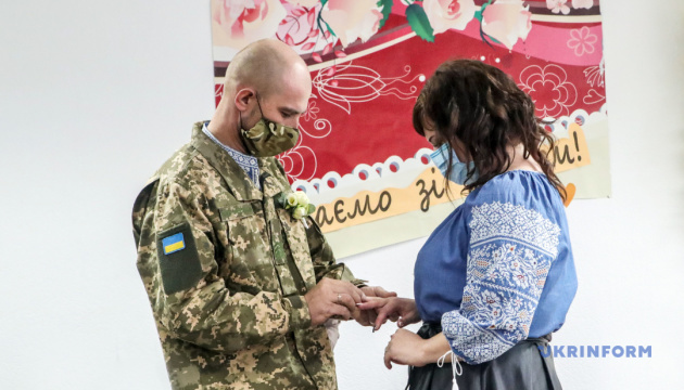 В госпитале раненый военный ВСУ женился на невесте В госпитале раненый военный ВСУ женился на невесте