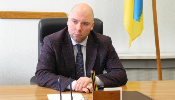 Заступник голови Харківської ОДА пояснив, як опинився на фото з Добкіним і червоним прапором