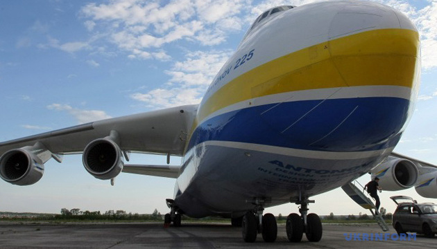 Avión Mriya con cargamento humanitario aterriza en Ucrania