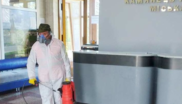 У Кам'янці-Подільському дезінфікували мерію - на COVID-19 захворів працівник