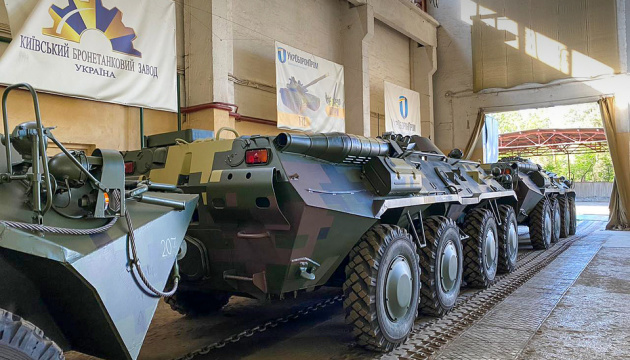 Київський бронетанковий передав армії відремонтовані БТР-80