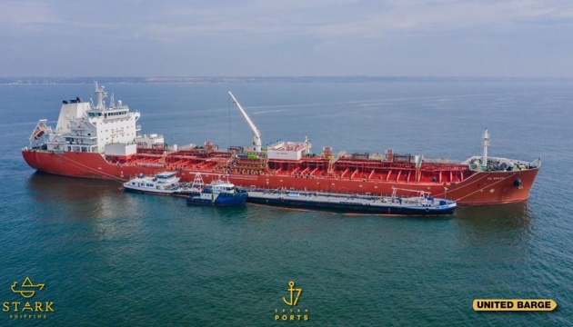 В Україні вперше виконали дозавантаження танкера соняшниковою олією в морі