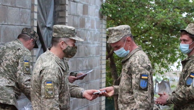Командувач Сухопутних військ нагородив воїнів-піхотинців у зоні ООС