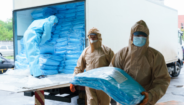 У Вінниці лікарням передали 16 тисяч біозахисних костюмів