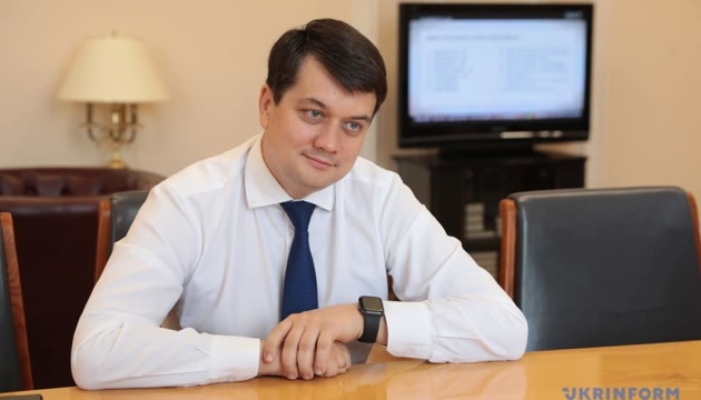 Разумков підписав закон про скасування штрафів за виїзд з ОРДЛО через Росію