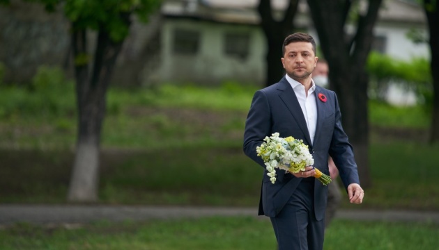 Зеленський на Луганщині вшанував пам'ять загиблих у Другій світовій