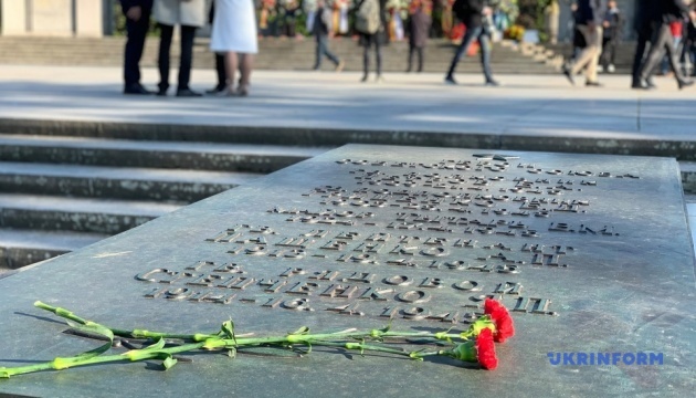 Українські дипломати вшановують пам’ять загиблих воїнів у Другій світовій війні