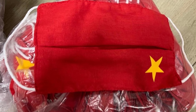 Захисні маски, кепки та прапори: поліція Запоріжжя припинила «комуністичне» виробництво 