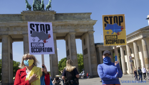 Українські активісти провели у Берліні акцію проти російської агресії Українські активісти провели у Берліні акцію проти російської агресії