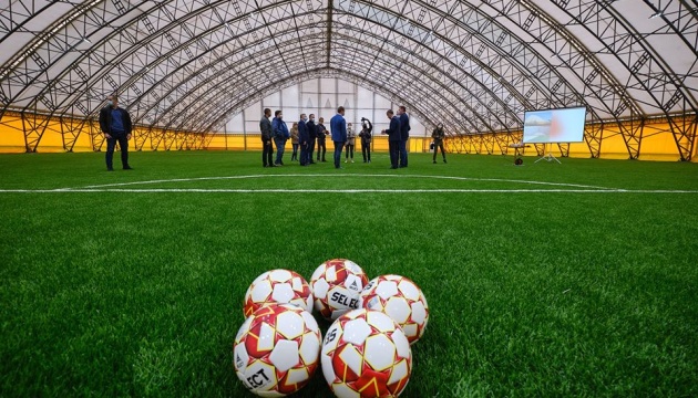 У Краматорську облаштували футбольне поле зі штучним покриттям