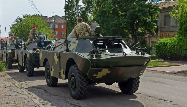 Миколаївський бронетанковий передав президентському полку оновлені машини