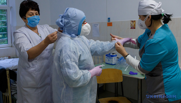 У міській лікарні Житомира один лікар допомагає 20-30 COVID-хворим