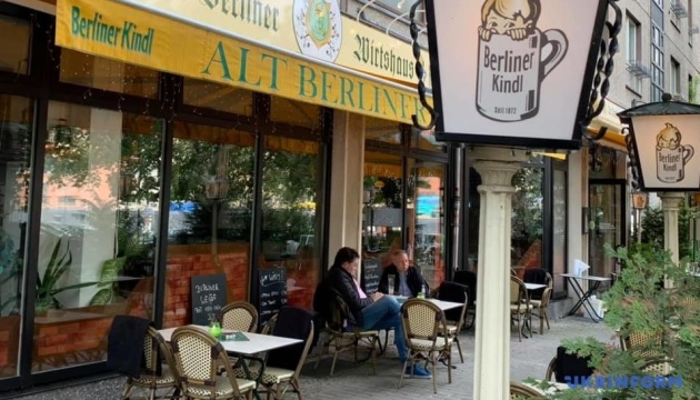 Німеччина поступово відкриває ресторани, бари та кафе