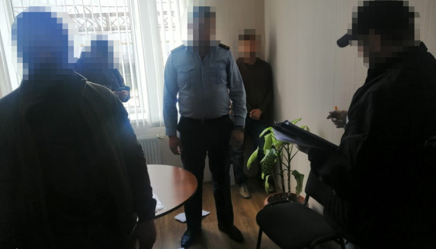 Двом посадовцям одеської митниці повідомили про підозру в хабарництві