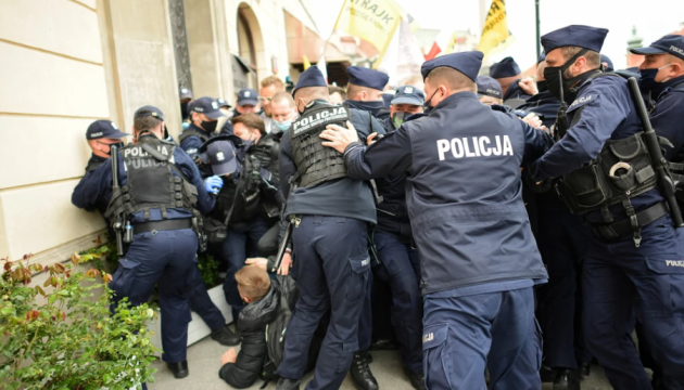 У Варшаві – антикарантинні страйки: поліція застосувала силу, майже 400 затриманих