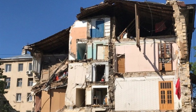 В Одесі впала частина житлового будинку – під завалами шукають людей