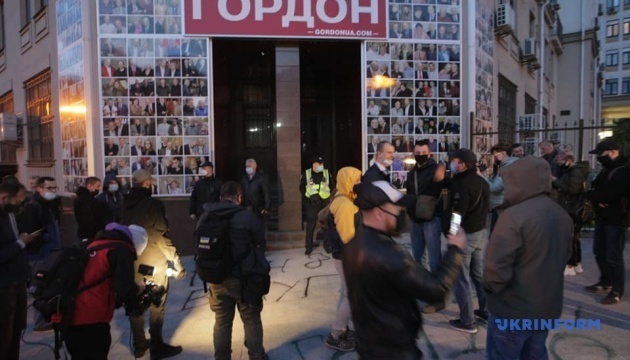 Активісти влаштували протест під офісом видання 