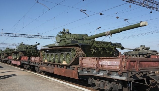 Inteligencia: Rusia suministra tres vagones con municiones y tanques al Donbás