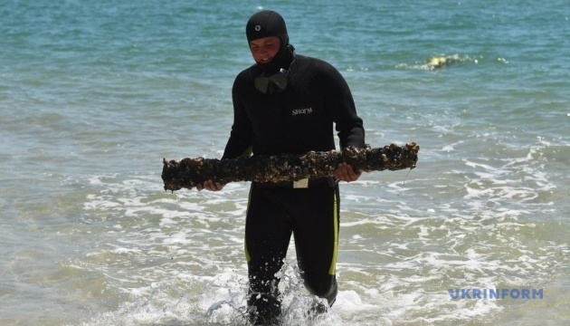 Divers cleaning Sea of Azov bottom in Kyrylivka