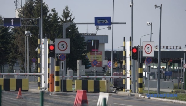 Ukraine reopens 66 checkpoints on borders with Poland and three more countries