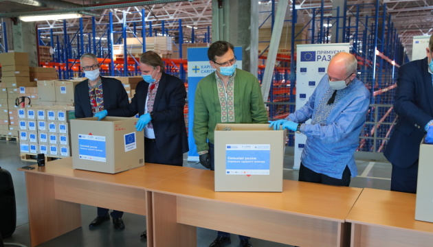 Diplomáticos de Ucrania y los países de la UE envían kits de protección médica a las regiones