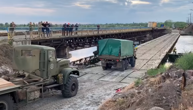 Військові випробували понтонну переправу біля зруйнованого мосту на Дніпропетровщині