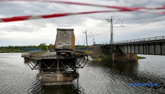 На Дніпропетровщині військові встановили понтонну переправу біля зруйнованого мосту