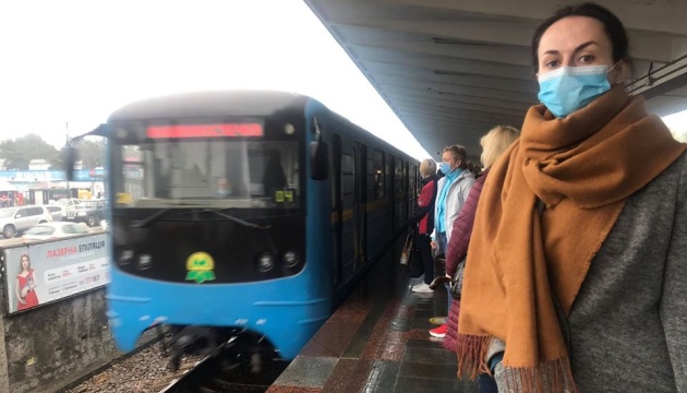 У Києві відновили рух поїздів червоною лінією метро