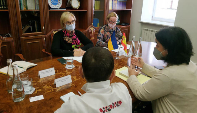 Denísova se reúne con la Embajadora de España con respecto a la gestación subrogada