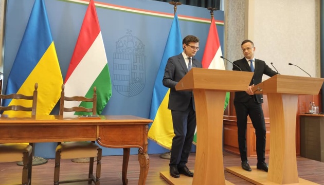 Ukrainian, Hungarian foreign ministers sign bilateral documents in Budapest