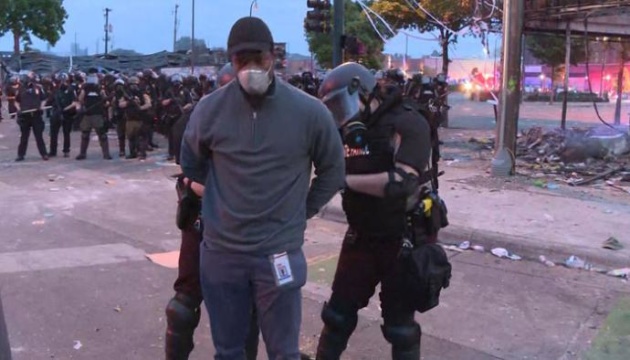 Команду CNN затримали під час прямого ефіру з протестів у Міннеаполісі