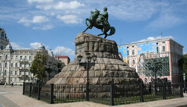 Monumentos “cantan” una romanza para el Día de Kyiv