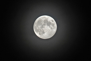 Місячне гало у небі над Києвом можна спостерігати неозброєним оком