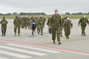 Ninety Canadian military instructors arrive in Ukraine
