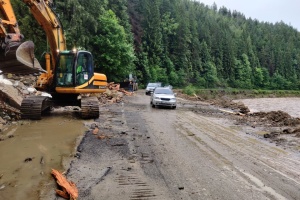 Überschwemmungen in Vorkarpaten-Region: Fluss Dnister tritt über, Straßen stehen unter Wasser