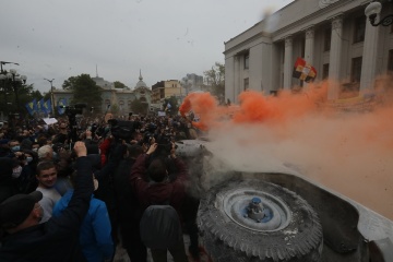 Под Радой митингуют за отставку Авакова