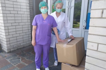 П’ять українських лікарень отримали понад 200 захисних костюмів від «Support Hospitals in Ukraine»