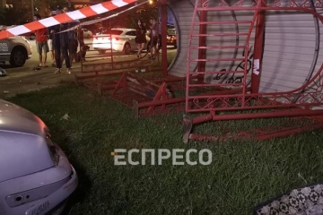 У Києві п'яний водій влетів у зупинку, де стояли люди