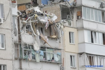 Une vidéo d’explosion dans le quartier de Poznyaky à Kyiv est publiée sur Facebook