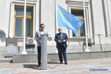 Kuleba, Czubarow i Dżemilew zawiesili flagę krymsko-tatarską w pobliżu budynku Ministerstwa Spraw Zagranicznych